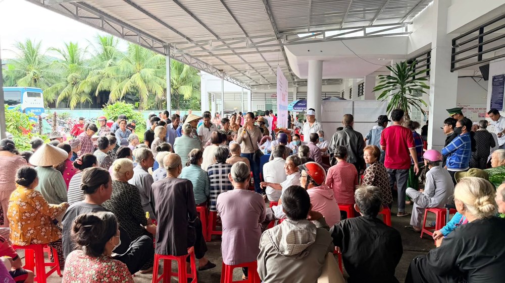 Khám bệnh, cấp thuốc miễn phí và trao quà cho 300 hộ nghèo xã Ba Chúc - ảnh 2