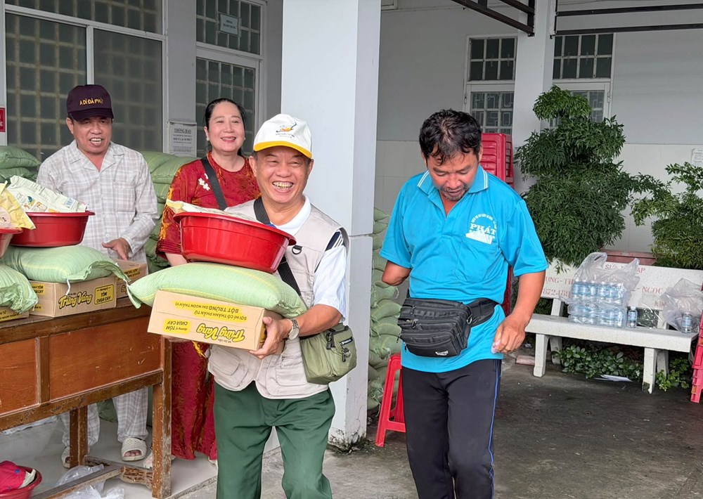 Khám bệnh, cấp thuốc miễn phí và trao quà cho 300 hộ nghèo xã Ba Chúc - ảnh 4