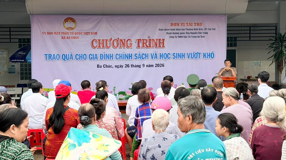 Khám bệnh, cấp thuốc miễn phí và trao quà cho 300 hộ nghèo xã Ba Chúc - ảnh 5
