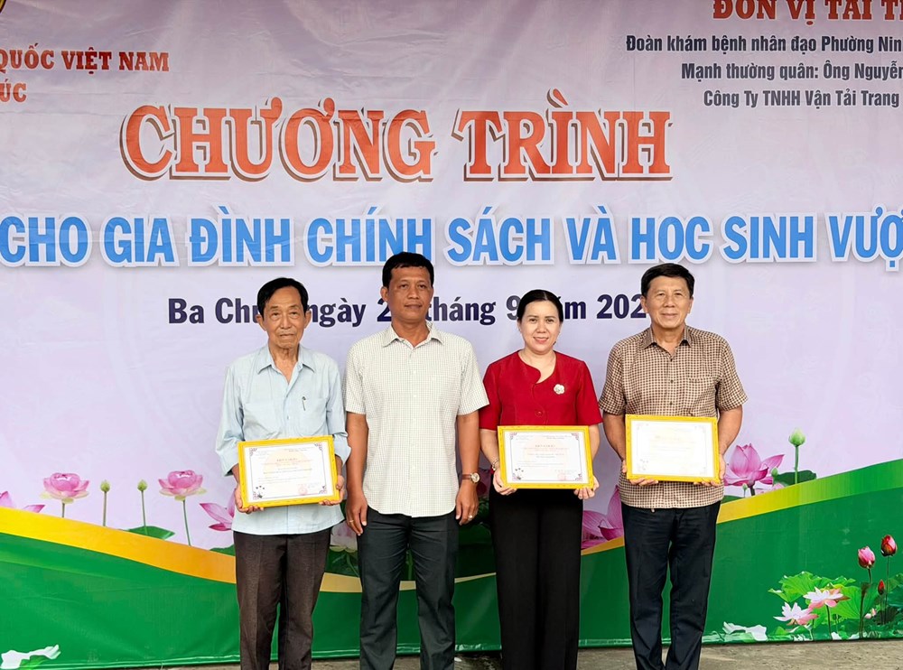 Khám bệnh, cấp thuốc miễn phí và trao quà cho 300 hộ nghèo xã Ba Chúc - ảnh 6