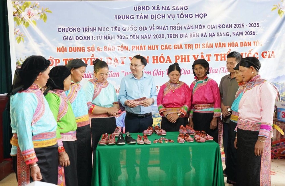 Người Xạ Phang ở Na Sang giữ nghề làm giày thêu truyền thống - ảnh 2