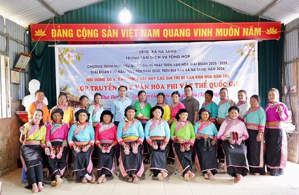 Người Xạ Phang ở Na Sang giữ nghề làm giày thêu truyền thống - ảnh 1
