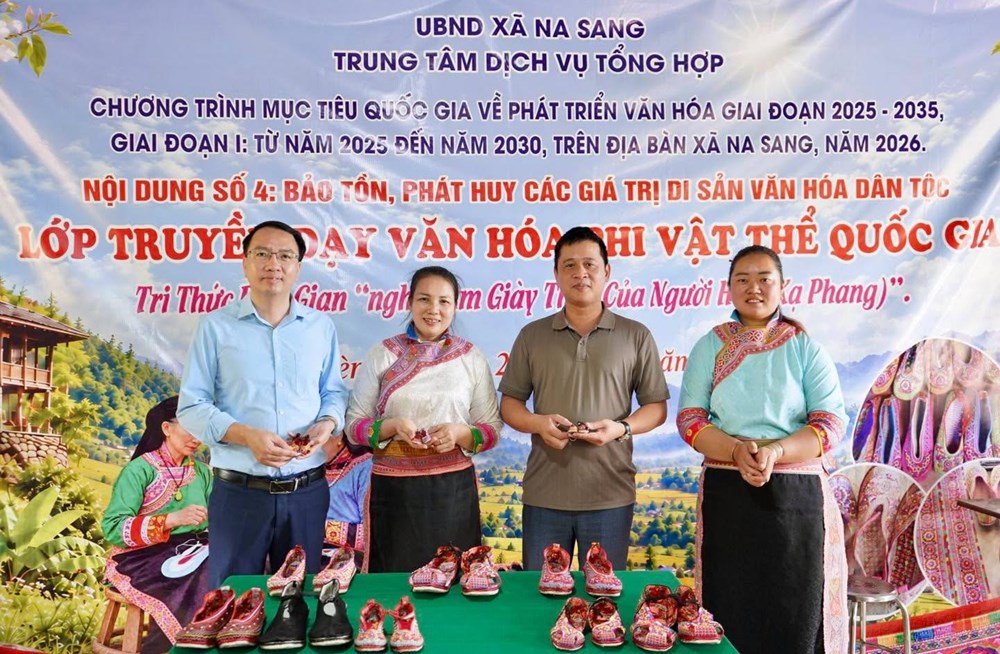 Người Xạ Phang ở Na Sang giữ nghề làm giày thêu truyền thống - ảnh 3
