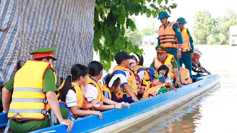 Vượt lũ đưa học sinh đến trường ở An Phú - ảnh 1