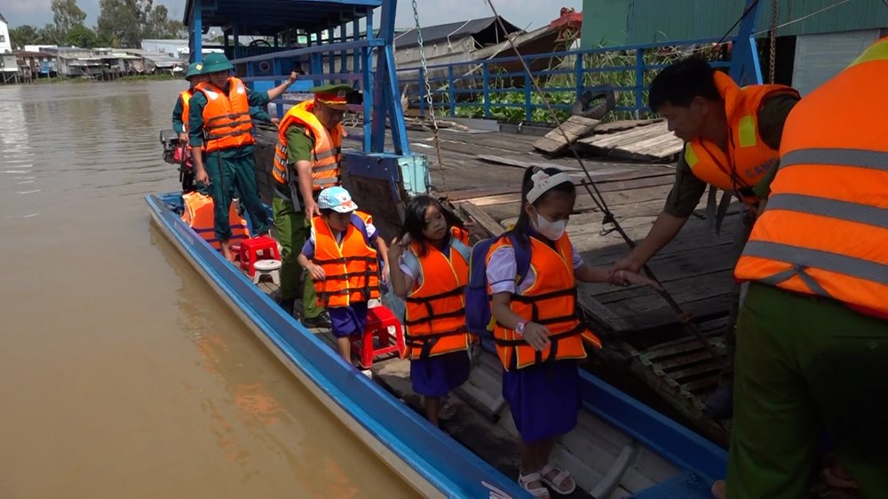 Vượt lũ đưa học sinh đến trường ở An Phú - ảnh 2