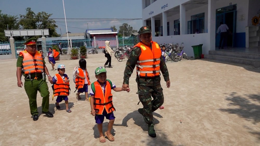 Vượt lũ đưa học sinh đến trường ở An Phú - ảnh 5