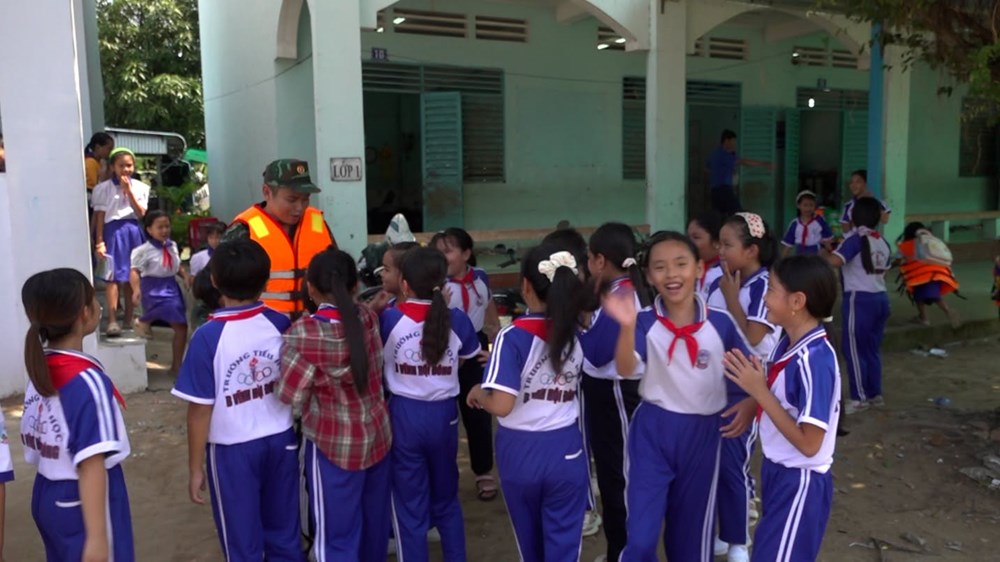 Vượt lũ đưa học sinh đến trường ở An Phú - ảnh 6