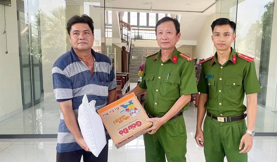 Người dân An Giang tự nguyện giao nộp rùa đất lớn và Rồng Nam Mỹ - ảnh 3