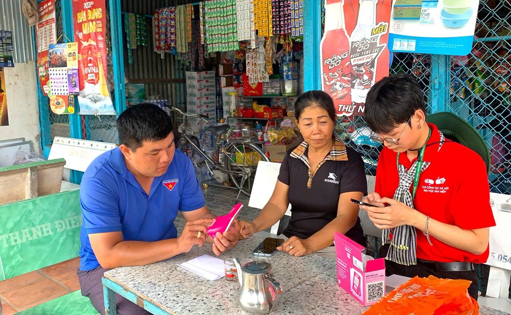 Vĩnh Hậu đến từng nhà hỗ trợ người dân sử dụng dịch vụ số - ảnh 1