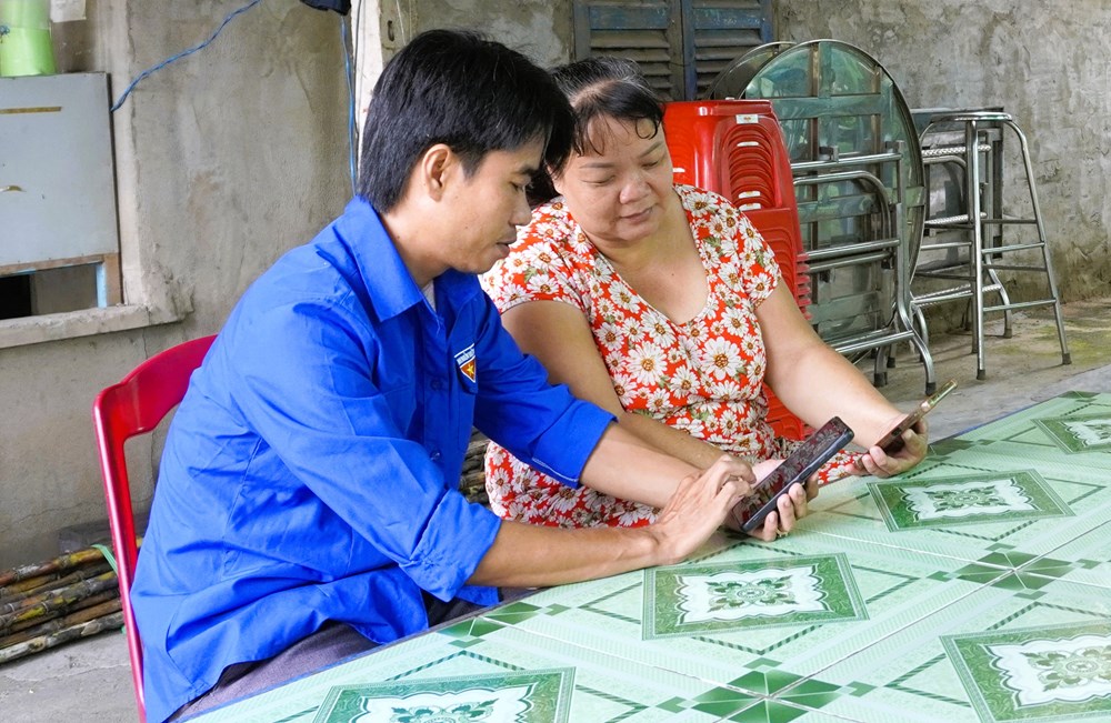 Vĩnh Hậu đến từng nhà hỗ trợ người dân sử dụng dịch vụ số - ảnh 3