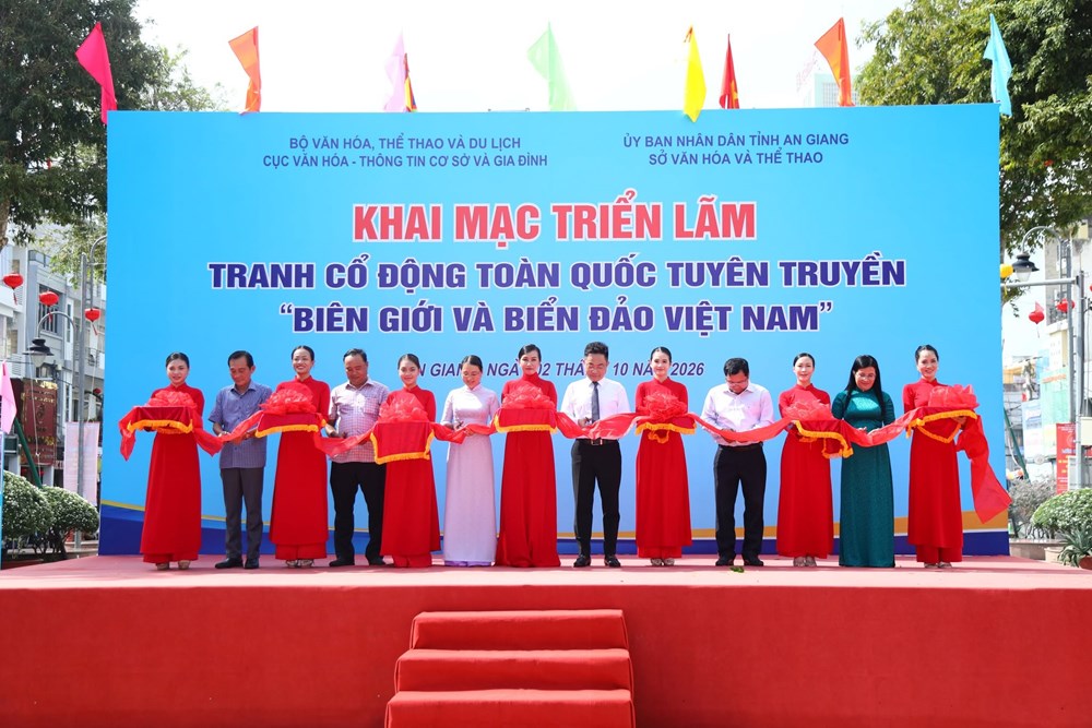 Khai mạc Triển lãm tranh cổ động tấm lớn tuyên truyền về biên giới, biển đảo Việt Nam - ảnh 2