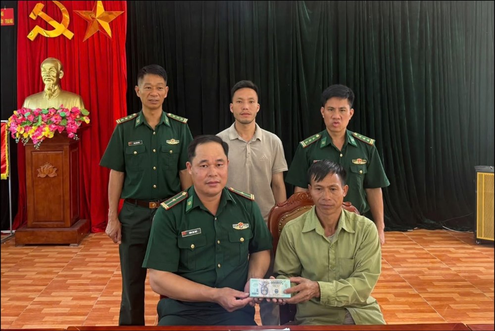 Biểu dương Thiếu tá Biên phòng nhặt được 85 triệu đồng, tìm người trả lại - ảnh 2