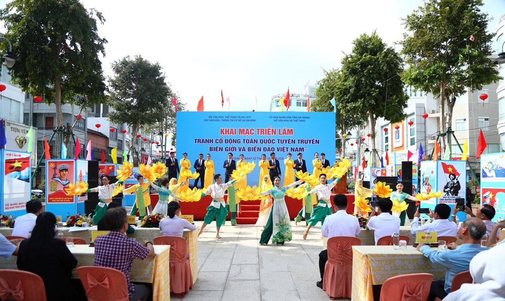 Khai mạc Triển lãm tranh cổ động tấm lớn tuyên truyền về biên giới, biển đảo Việt Nam - ảnh 1