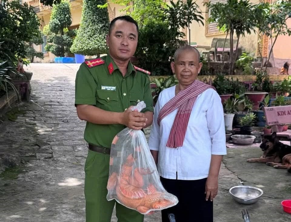 Người dân tự nguyện giao nộp động vật hoang dã được phóng sinh tại chùa - ảnh 1