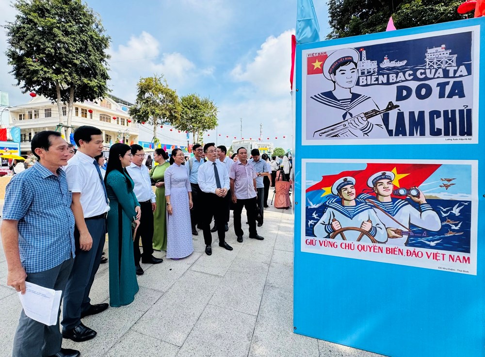 Khai mạc Triển lãm tranh cổ động tấm lớn tuyên truyền về biên giới, biển đảo Việt Nam - ảnh 3