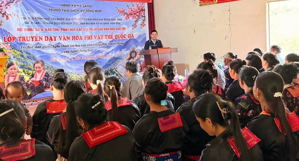 Độc đáo nghề tạo hoa văn trên trang phục truyền thống của người Mông hoa - ảnh 1