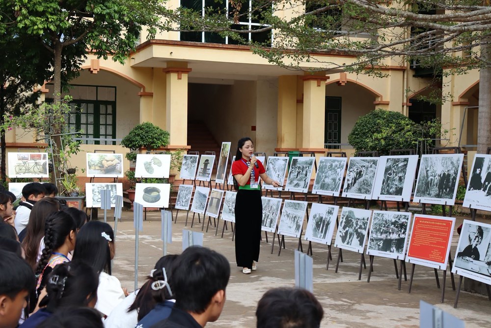 Đưa lịch sử Chiến thắng Điện Biên Phủ đến với học sinh Nà Hỳ - ảnh 1