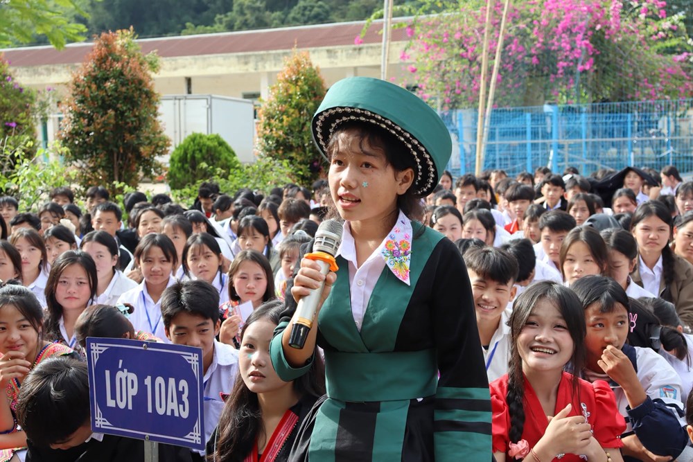 Đưa lịch sử Chiến thắng Điện Biên Phủ đến với học sinh Nà Hỳ - ảnh 4