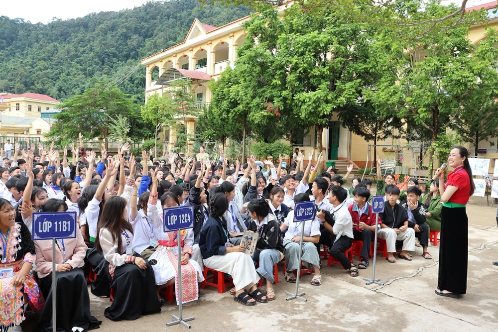 Đưa lịch sử Chiến thắng Điện Biên Phủ đến với học sinh Nà Hỳ - ảnh 2