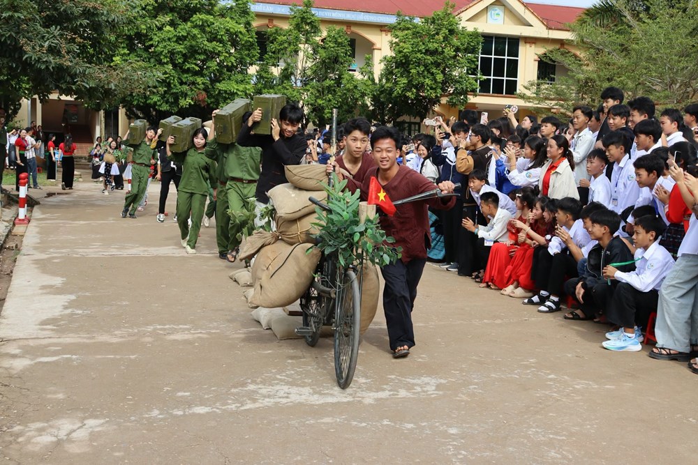 Đưa lịch sử Chiến thắng Điện Biên Phủ đến với học sinh Nà Hỳ - ảnh 5