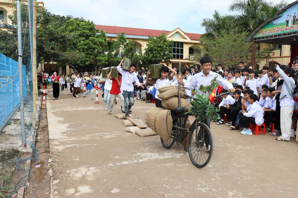 Đưa lịch sử Chiến thắng Điện Biên Phủ đến với học sinh Nà Hỳ - ảnh 7