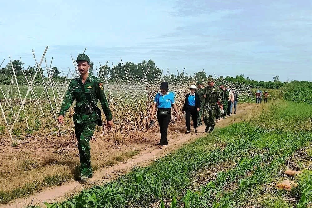Phụ nữ Phú Hữu chung sức giữ gìn bình yên tuyến biên giới - ảnh 3