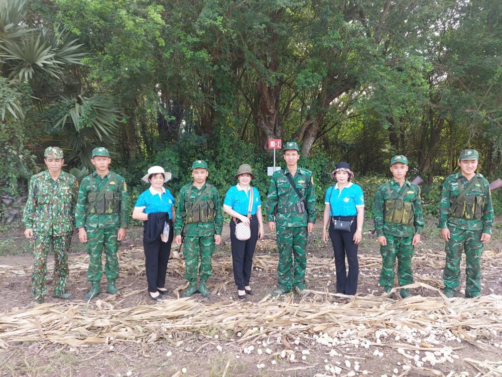 Phụ nữ Phú Hữu chung sức giữ gìn bình yên tuyến biên giới - ảnh 4