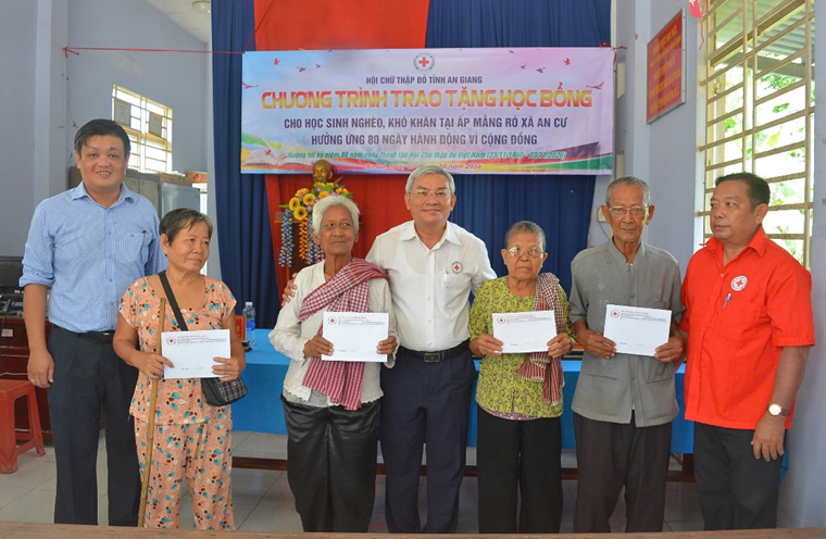 Hỗ trợ hơn 450 triệu đồng cho người dân, học sinh xã An Cư - ảnh 1