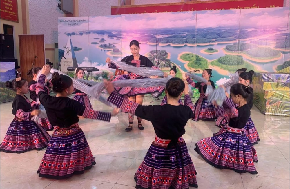 Lào Cai mang câu chuyện văn hóa Mông đến Điện Biên - ảnh 2