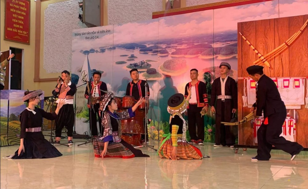 Lào Cai mang câu chuyện văn hóa Mông đến Điện Biên - ảnh 1