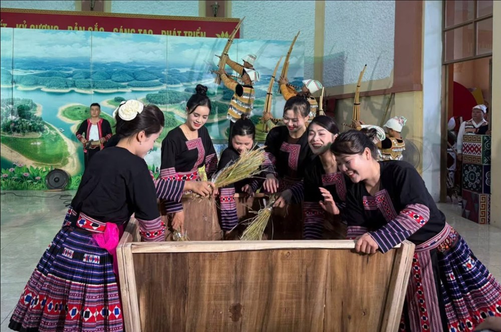 Lào Cai mang câu chuyện văn hóa Mông đến Điện Biên - ảnh 3