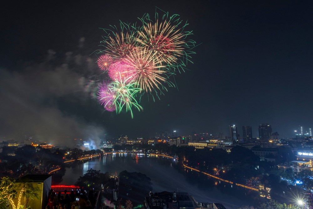 Hà Nội rực rỡ pháo hoa chào mừng 72 năm Ngày Giải phóng Thủ đô - ảnh 3