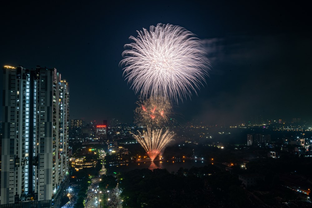 Hà Nội rực rỡ pháo hoa chào mừng 72 năm Ngày Giải phóng Thủ đô - ảnh 5