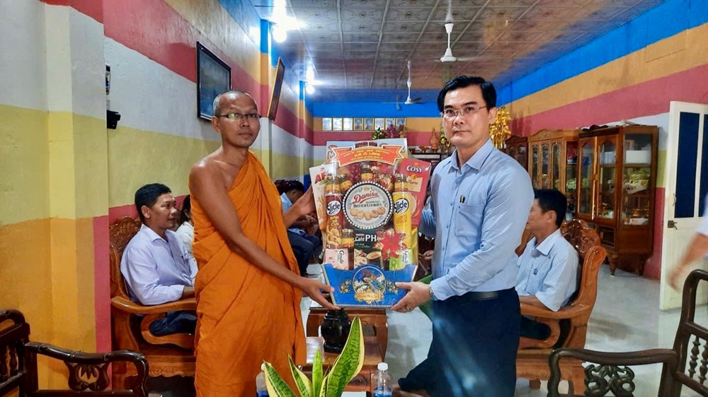 Ấm áp lễ Sen Đôn Ta trong các phum, sóc Ô Lâm - ảnh 1