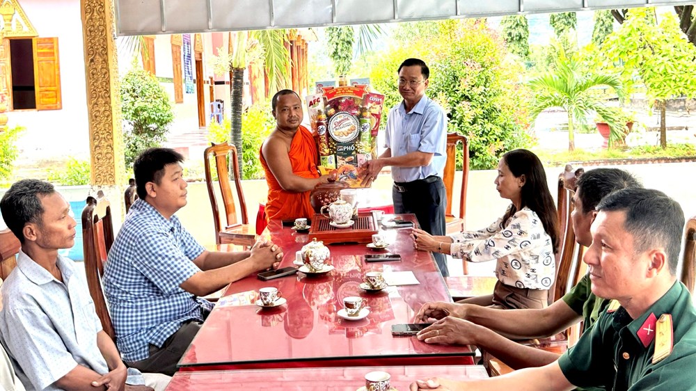 Ấm áp lễ Sen Đôn Ta trong các phum, sóc Ô Lâm - ảnh 2