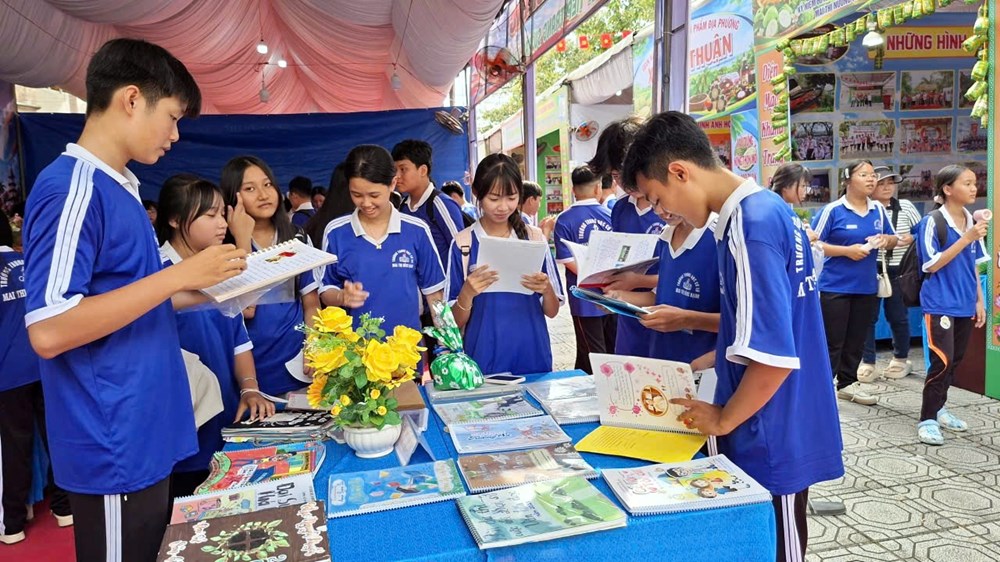 Lan tỏa văn hóa đọc tại Lễ hội kỷ niệm 66 năm Ngày hy sinh Anh hùng Mai Thị Nương - ảnh 3
