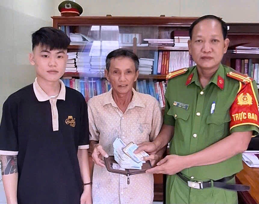 Công an đặc khu Phú Quốc hỗ trợ du khách nhận lại tài sản thất lạc - ảnh 1