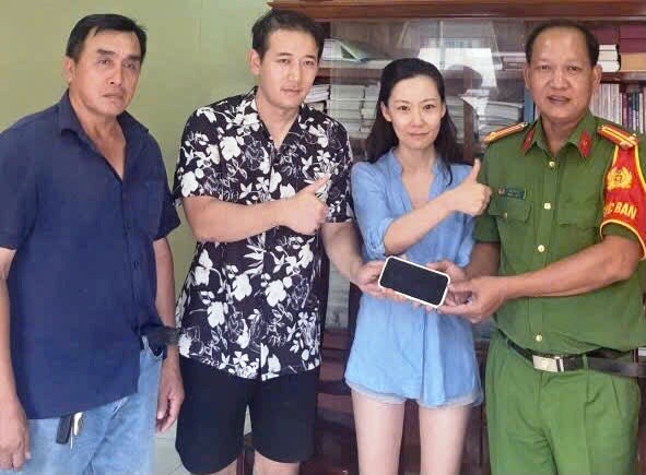 Công an đặc khu Phú Quốc hỗ trợ du khách nhận lại tài sản thất lạc - ảnh 2