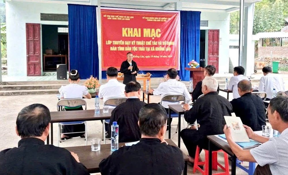 Người Thái ở Khổng Lào trao truyền kỹ thuật chế tác đàn tính - ảnh 1