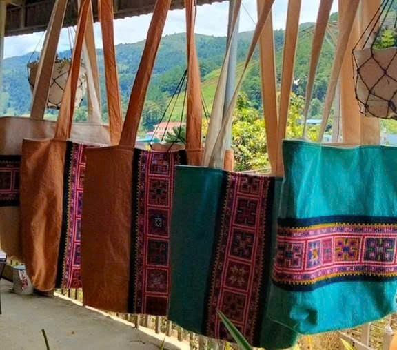 Cô giáo người Mông đưa thổ cẩm truyền thống vươn ra thị trường - ảnh 2