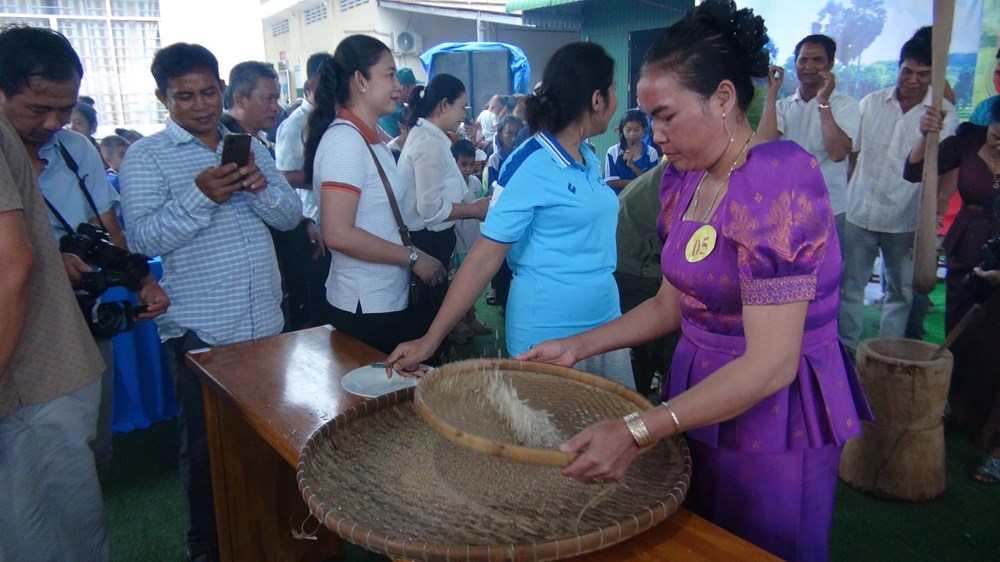 Về Ô Lâm vui hội giã cốm dẹp cùng đồng bào Khmer - ảnh 3