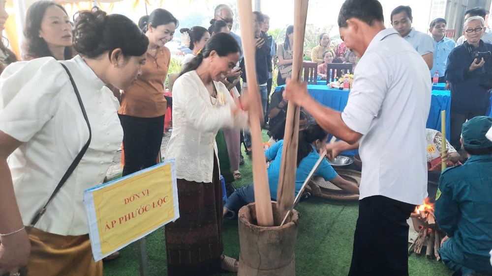 Về Ô Lâm vui hội giã cốm dẹp cùng đồng bào Khmer - ảnh 2