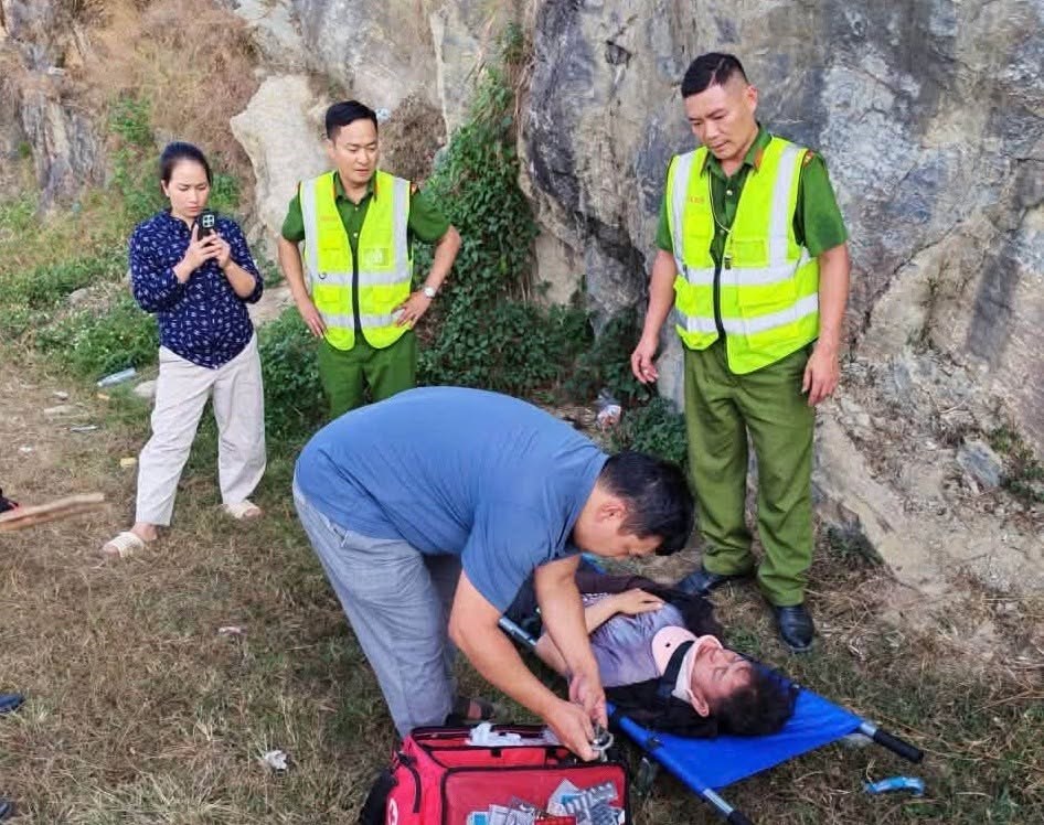 Công an xã Lũng Cú kịp thời hỗ trợ du khách rơi xuống vực tại điểm Cực Bắc - ảnh 1