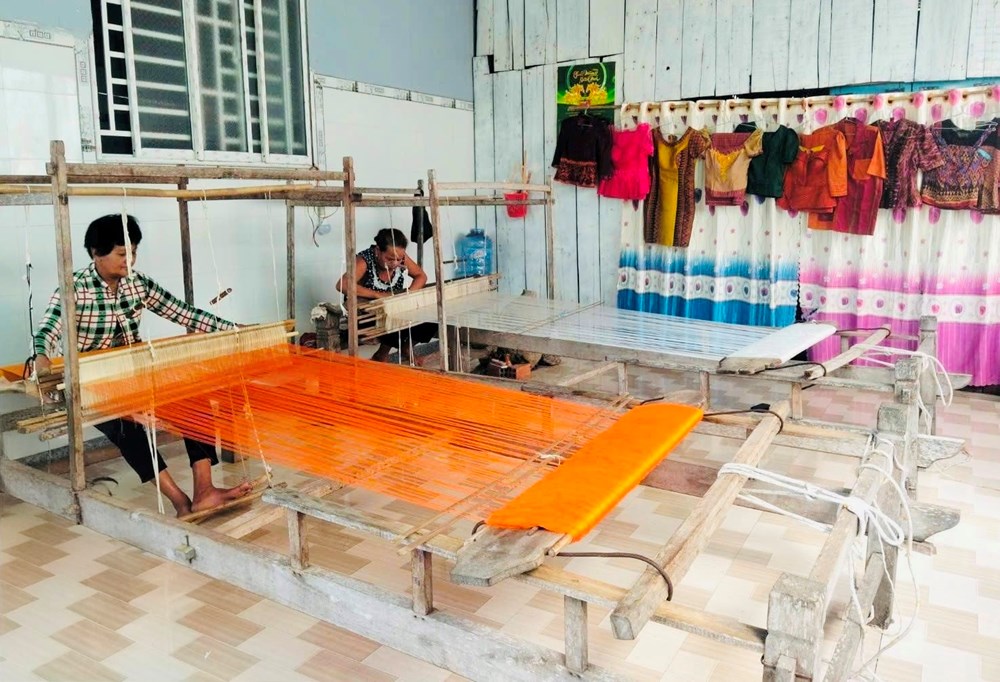 Giữ nghề dệt thổ cẩm Khmer, mở hướng phát triển du lịch cộng đồng - ảnh 1