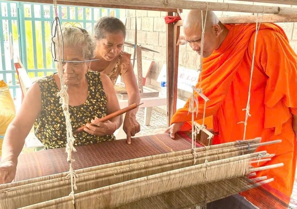 Giữ nghề dệt thổ cẩm Khmer, mở hướng phát triển du lịch cộng đồng - ảnh 4