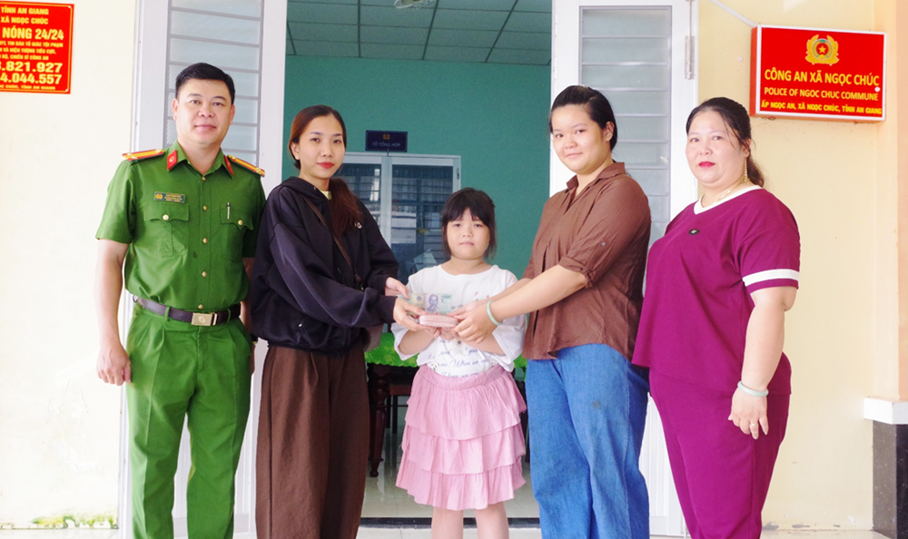 Hai nữ sinh ở An Giang nhặt được ví tiền, tìm người đánh rơi để trả lại - ảnh 1