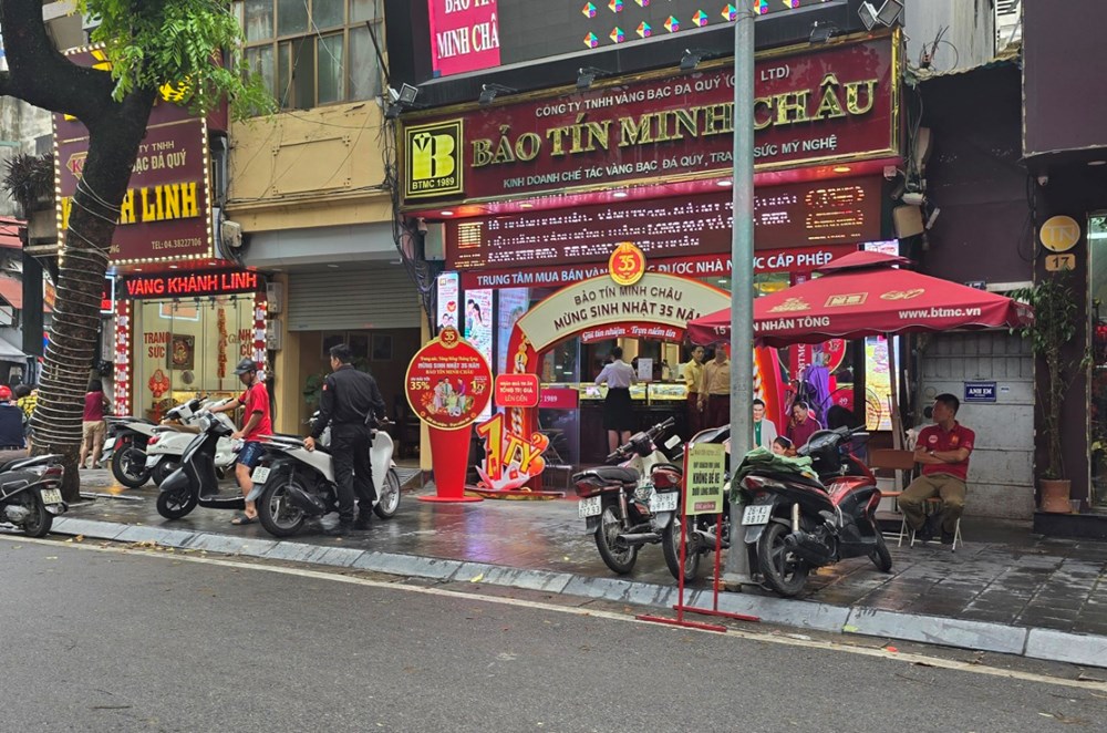 Đội mưa xếp hàng mua vàng - ảnh 10