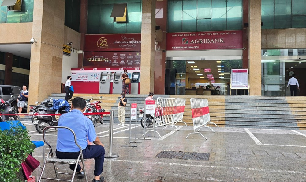 Đội mưa xếp hàng mua vàng - ảnh 8