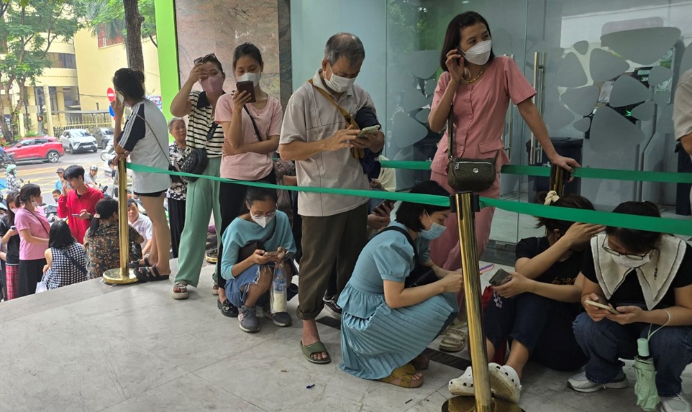 Đội mưa xếp hàng mua vàng - ảnh 6