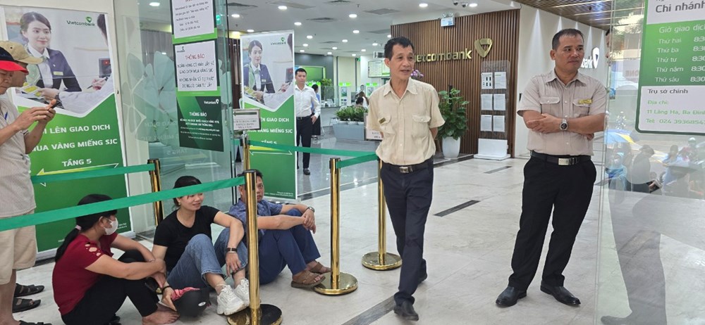 Đội mưa xếp hàng mua vàng - ảnh 5